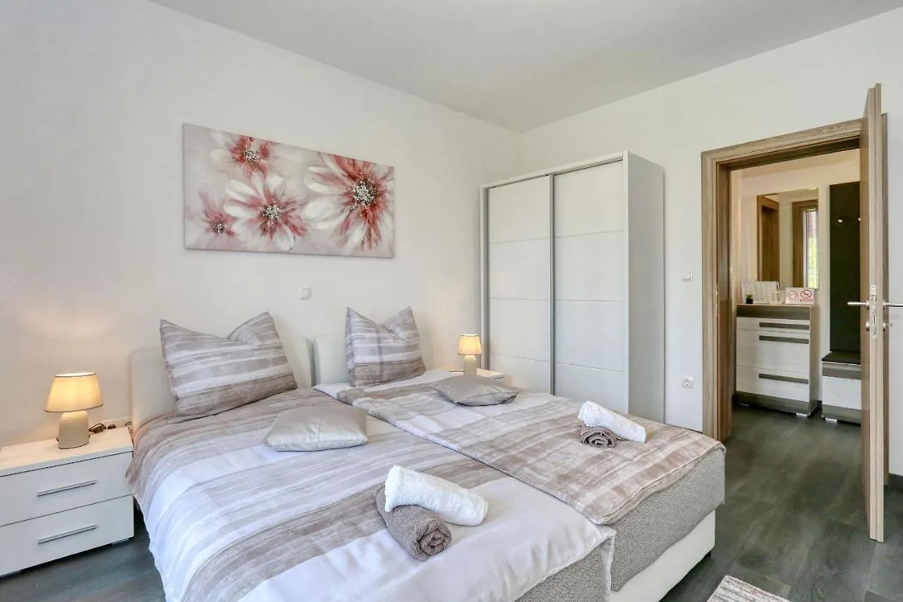 Apartments Laguna 宁 0*,